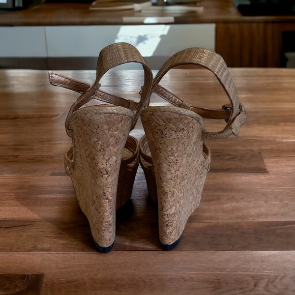 De Blossom Collection cork wedge platform sandals made with vegan faux leather - Picture 8 of 16